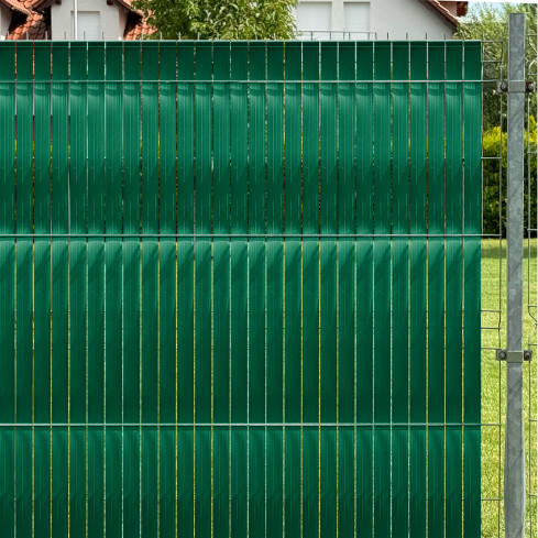 Bandă de gard din PVC – fâșie îngustă și verticală pentru garduri din panouri, potrivită pentru reliefuri, 900 g/m², verde RAL 6005