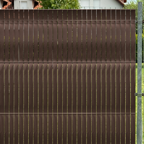 Bandă de gard din PVC – fâșie îngustă și verticală pentru garduri din panouri, potrivită pentru reliefuri, 900 g/m², maro RAL 8017