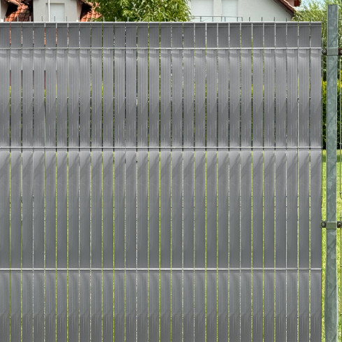 Bandă de gard din PVC – fâșie îngustă și verticală pentru garduri din panouri, potrivită pentru reliefuri, 900 g/m², gri RAL 7040