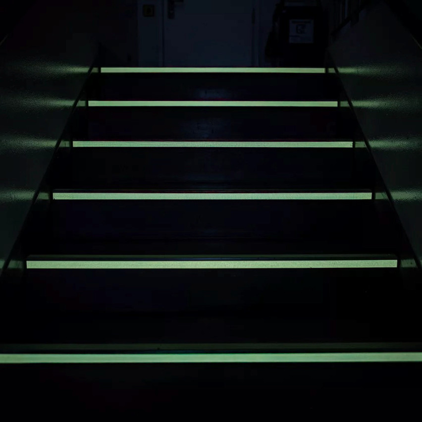 Profile PVC fotoluminiscente autoadezive, bandă de siguranță care luminează în întuneric, alb, 30 mm, 5 m