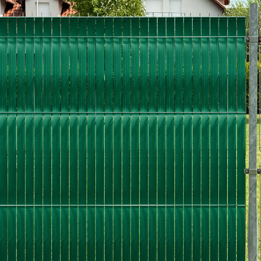 Bandă de gard din PVC – fâșie îngustă și verticală pentru garduri din panouri, potrivită pentru reliefuri, 900 g/m², verde RAL 6005
