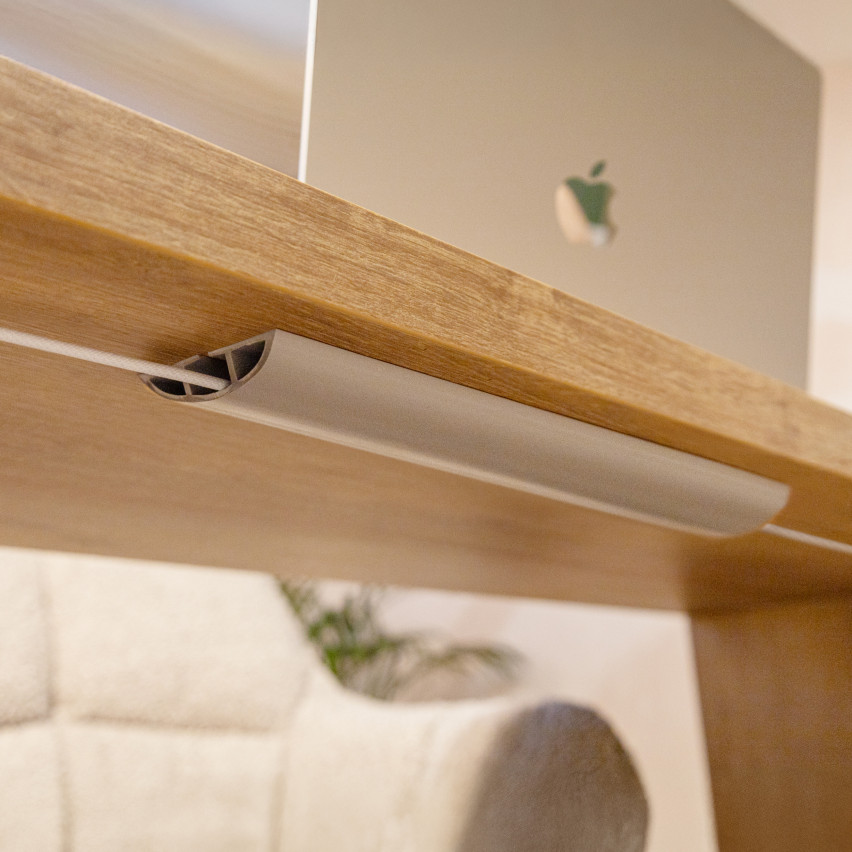 Goletă autoadezivă pentru cabluri din PVC - 200 cm, semicirculară, maro