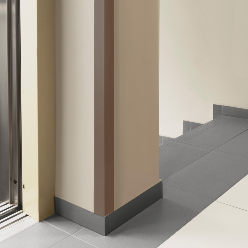 PVC unghi profil inegal, autoadeziv protecție margine, protecție colț, maro