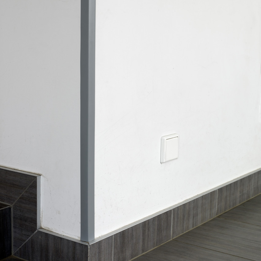 Profil unghiular din PVC, plastic, protecție pentru margini, gri